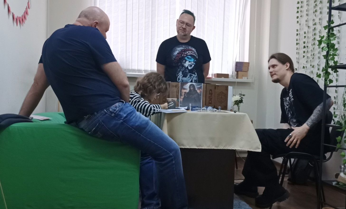 Игроки обсуждают сцену на живой партии D&D