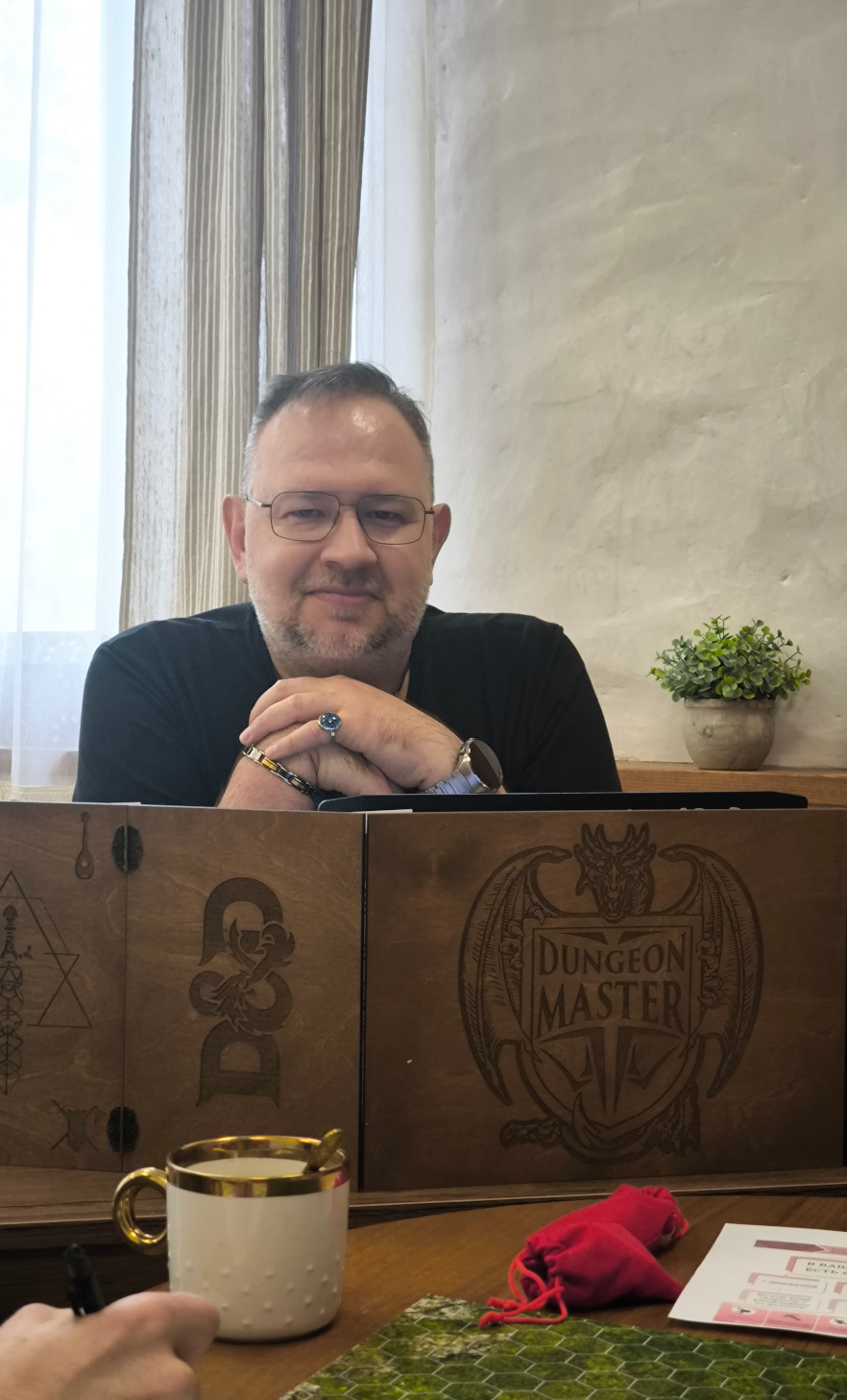 Мастер D&D за ширмой ведущего игры