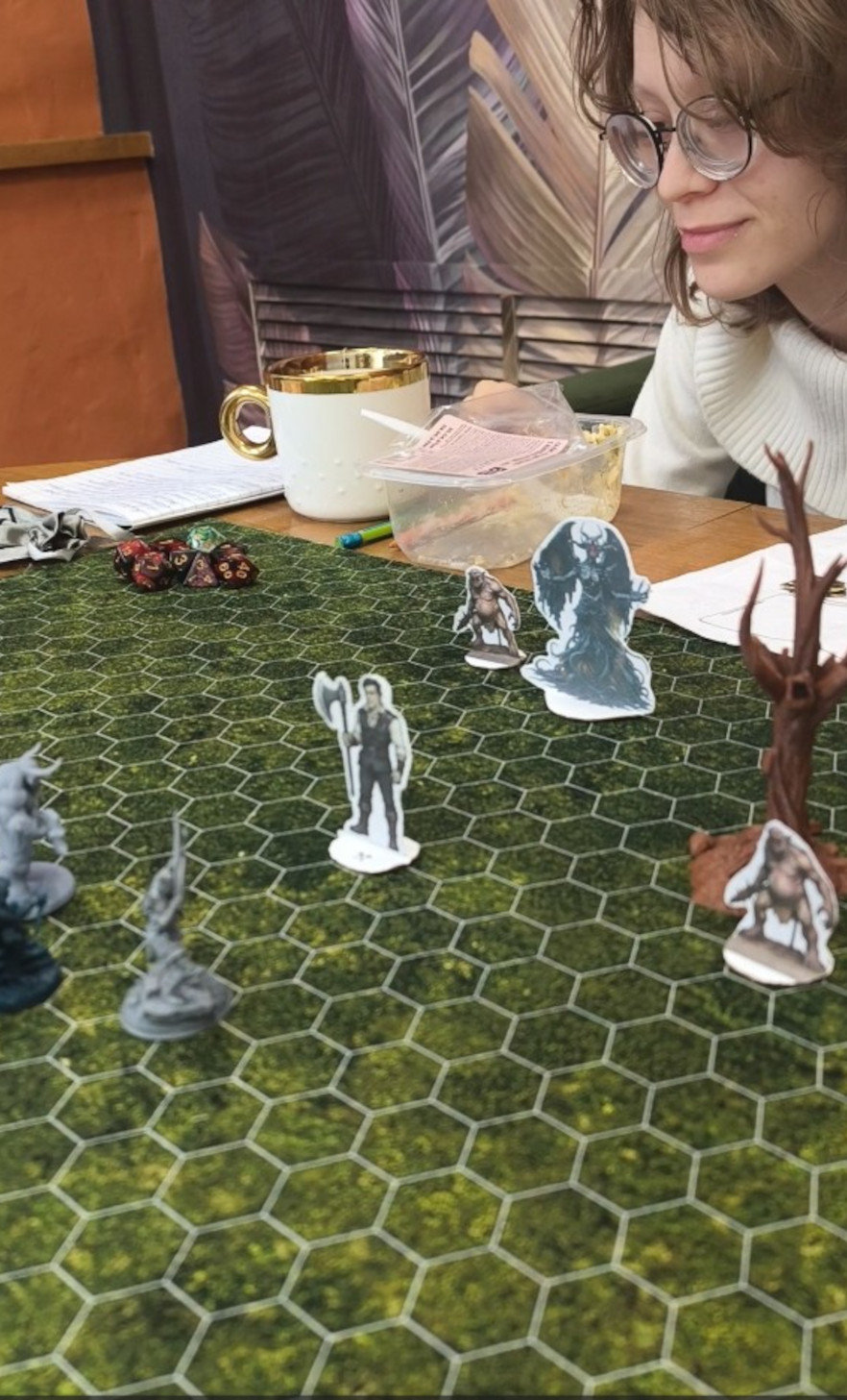 Фигурки персонажей на карте Dungeons & Dragons